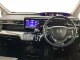 車内は光触媒抗菌消臭施工済です。インパネ周りはスタイリッシュなデザインで機能や装備も充実しています。グローブボックスやカップホルダーのほかにトレーなどたくさんの収納スペースが付いています。