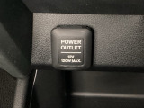 アクセサリーソケットはUSBのアダプターなどをつければ、スマホの充電にも使えます。周辺には物が置けるトレーがついています。