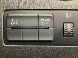 運転席脇のクラスタースイッチ部分にはアイドリングストップOFF、TCS(トラクションコントロール)OFFスイッチを配置しております。