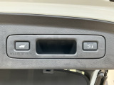 自動でリアゲートを開閉できる電動リアゲート付きです!荷物で両手が塞がっている時に大変便利です!
