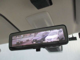 スマートルーミラー装備車両後方のカメラ映像をミラ-面に映し出すので、車内の状況や、天候などに影響されにくく、よりクリアな後方視界が得られます。