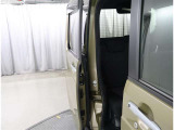 両側パワースライドドア付きだから、狭い駐車スペースなどでの 乗り降りラクラク!小さなお子さまのいるご家庭には嬉しい装備。