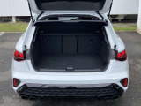 開口部が低く設定されているので、荷物の積み下ろしがスムーズに行えます。更に分割可倒式リアシートの採用でシートのバックレストを倒すと、大きく長い荷物も積み込めます。