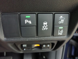 パーキングセンサーや横滑りを防ぐVSA等のスイッチ類は運転席の右側、手の届きやすい位置にあります。