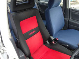 運転席レカロのセミバケットシートを取付けました。ノーマルシートと比べ格段にホールド感がアップし、見た目もカッコ良くなりました。室内、シートはクリーニング済みで目立つ汚れや破れもなくきれいな状態です。