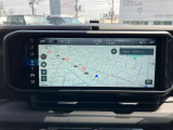 タッチスクリーンをタップするかスワイプするだけですべての機能を呼び出せます。Apple CarPlayおよびAndroid Autoに対応しスマートフォンとのシームレスな 連携も実現。さらに、USBポートを標準装備しています。