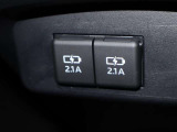 12Ⅴシガーソケットだけでなく電源供給用のUSB端子もついています。