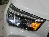 【LEDヘッドライト】悪天候や夜間走行時も良好な視界を確保し安心して運転できる高輝度LEDヘッドライトを装備!点灯速度が早く、消費電力も抑えられています。