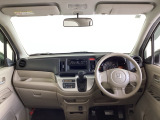 運転席は、大きな座面と包み込むような背もたれがドライバーの身体全体をしっかり支えます。上質なシート素材と座り心地のよいクッションを採用し、長時間の運転やコーナーの多い道も快適です