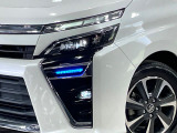 【LEDヘッドライト】悪天候や夜間走行時も良好な視界を確保し安心して運転できる高輝度LEDヘッドライトを装備!点灯速度が早く、消費電力も抑えられています。