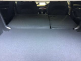 リヤシートを倒すと大きな荷物も搭載可能です。
