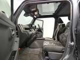 【くつろげるフロント席】専用の柄があしらわれたデザイン。ホールド感があり運転中の姿勢を優しく支えてくれるため、長時間の移動や悪路を走る際でも快適に過ごせます。