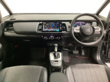 車内は光触媒抗菌消臭施工済です。スタイリッシュなデザインでスポーティなインパネ周りを演出します。グローブボックスやカップホルダーのほかにトレーなどたくさんの収納スペースが付いています。