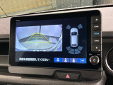 リバースギアに入れるだけで後方の表示へ切り替わります。夜間や雨の日の駐車も楽になりますよ。