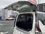 狭い場所でも気軽にオープン<デュアルバックドア>