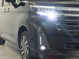 高輝度で点灯速度が速く、しかも消費電力の少ないLEDヘッドライトが装備されています!LEDの明るい光が走行中の視界の確保をサポートして、夜のドライブがより楽しく安全に運転できます♪