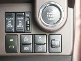 【スマートキー】を車の中に持ち込んでブレーキを踏みボタンを押すとだけでエンジンスタート!キーを取り出し刺したり・回したりが無くとても便利です☆