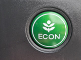ワンタッチで省燃費走行をサポートするECONスイッチを装備。