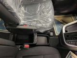 運転席と助手席の間のセンターコンソールボックス♪