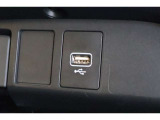 USBオーディオ用ソケットがついていますので携帯電話などを接続すれば音楽等の再生が可能です!