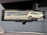 車両後方のカメラ映像をミラー面に投影します。社内の状況や天候に左右されずいつでもクリアな後方視界が得られます。