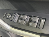 【電動格納ミラー】サイドミラーは電動格納式となっており、狭い駐車場でもキズがつくリスクを抑えられます。