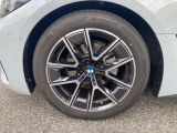 【BMWアロイホイル】軽量かつ強度に拘ったアロイホイル。走行性能ポテンシャルを引き出す設計。車の足元を引き締めてくれる大きなポイントはアロイホイルです。