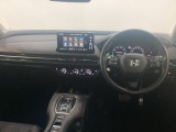 車内は光触媒抗菌消臭施工済です。スタイリッシュなデザインでスポーティなインパネ周りを演出します。グローブボックスやカップホルダーのほかにトレーなどたくさんの収納スペースが付いています。