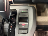 電子制御パーキングブレーキは信号待ちでも便利。いつもより運転がラクになるはずです。