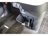 深さがあり、使いやすいインパネロアボックスを装備しています。運転席からも助手席からも使える便利な収納です。