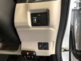 【片側電動スライドドア】リモコンや運転席のスイッチ操作のほか、ドアハンドルを少し引くだけでリアドアが自動開閉します♪