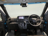 【見晴らしの良い運転席】フロントガラスが広く周囲を見渡しやすい設計です。自然な姿勢で運転に集中しやすい環境が整っており、日々の移動や業務に安心感をプラスします。