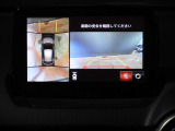 【360&deg;ビュー・モニター】前後左右4つのカメラ映像をさまざまな走行状況に応じて切り替えてセンターディスプレイに表示することで、駐車時や狭い道でのすれ違い時、見通しの悪い交差点進入時でも安心感を高めます。