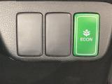 ECON モードをON にするとアクセルペダルの動きに対するエンジンの反応とエアコンの制御を切り換えることで、燃費のいい運転をするドライバーがペダルを踏んだ時と同じようにエンジンを制御します。