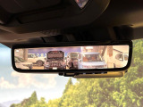 【スマートリヤビューミラー】後席の大きな荷物や同乗者で後方が確認しづらい時でも安心!カメラが撮影した車両後方の映像をルームミラー内に表示。クリアな視界で状況の確認が可能です!