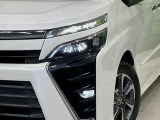 【LEDヘッドライト】悪天候や夜間走行時も良好な視界を確保し安心して運転できる高輝度LEDヘッドライトを装備!点灯速度が早く、消費電力も抑えられています。