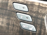 【メモリー機能付きパワーシート】ドライバーごとに設定したシート位置を記憶して、ボタン一つで切り替えできる便利な機能!運転する方が複数名いらっしゃるご家庭におすすめです♪