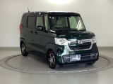 狭い駐車場でも、スライドドアならチャイルドシートへのお子さまの乗降や荷物の積載もスムーズ。とても便利な【助手席側。電動スライドドア】ドアハンドを少し引くだけでリアドアが自動開閉します。