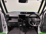360&deg;UV&IRカット機能ガラス採用。見易い計器類と運転し易いレイアウトのドライビングポジションは、極細Aピラーの採用で視角も少なく前方&左右の見切りが良く安心して運転できます。
