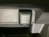 アクセサリーソケットはUSBのアダプターなどをつければ、スマホの充電にも使えます。周辺には物が置けるボックスがついています。