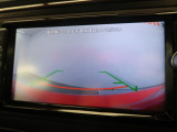 ギアをリバースに入れると車両後方の映像を映し出します。画面にはガイドラインが表示され、車庫入れや縦列駐車などの際に安全確認をサポートします。