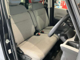 運転席、助手席です。座面も広くゆったりと座れてアームレストも付いているので重宝します。