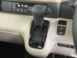 シフトはインパネシフト、パーキングブレーキは電子制御なので運転席と助手席の間はすっきりしています。