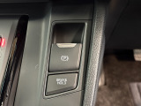 電子パーキングに加えてブレーキホールドシステムを装備しておりますので、信号待ちや踏み切り待ちでもブレーキを踏まずに停止できます!発進する際はアクセルを踏むだけですので渋滞時などはかなり楽ですね!