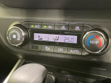 【オートエアコン】一度お好みの温度に設定すれば、車内の温度を検知し風量や温度を自動で調整。暑い&hellip;寒い&hellip;と何度もスイッチ操作をする必要はありません。快適な車内空間には必須の機能ですね♪