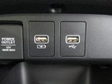 便利なUSBジャック・12V電源ソケットも付いています。周辺機器の充電にご利用頂けます。