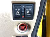 両側電動スライドドア。荷物で手が塞がる時など簡単にドアの開閉が出来ます。自然に手が届き、操作性の良い赤いボタンでエンジンスタート。