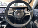 駐車場や交差点などでは軽く回せてスムーズに戻り、高速ではしっかりとした安心感のある手ごたえになる制御を採用したハンドルです!運転のしやすさに配慮し、こうした細部までこだわるハンドルです。