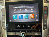 下の画面は操作パネル的な使い方ができます。上はナビ画面を表示しながら、設定を変更したり、目的地を調べたりすることが可能です!