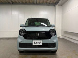シンプルなマスクと丸目のヘッドライトが目を引くデザインのお車です。